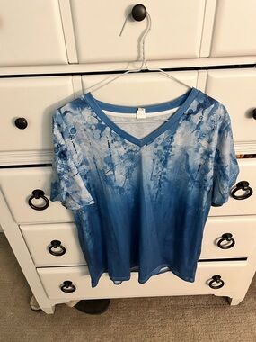 Blue Floral-Print V-Neck Short Sleeve Tee